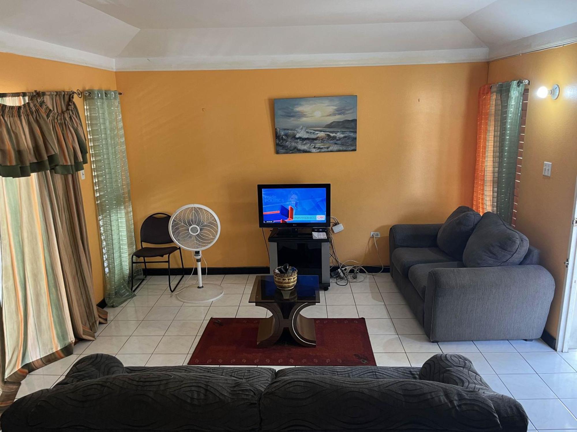 Finest Renfrew Place 1 Bedroom # 42 New Kgn 4--12 Renfrew Rd Apartment