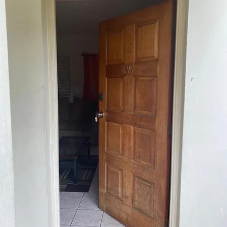 Finest Accommodation Renfrew Place 1 Bedroom Apt # 42 New Kgn 4--12 Renfrew Rd Kingston Exterior foto