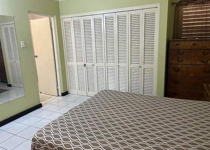 Finest Accommodation Renfrew Place 1 Bedroom Apt # 42 New Kgn 4--12 Renfrew Rd
