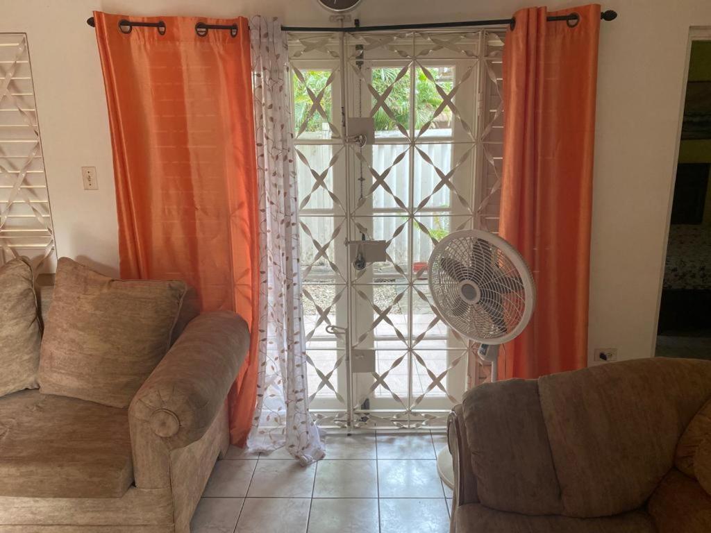 Finest Renfrew Place 1 Bedroom # 42 New Kgn 4--12 Renfrew Rd *
