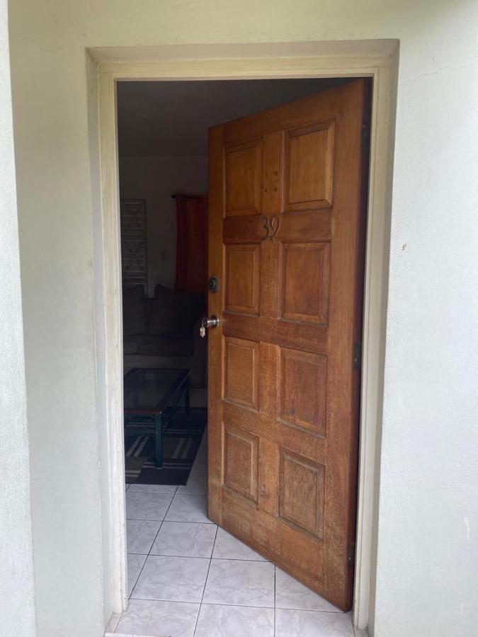 Apartment Finest Renfrew Place 1 Bedroom # 42 New Kgn 4--12 Renfrew Rd