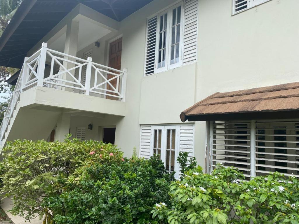 Finest Renfrew Place 1 Bedroom # 42 New Kgn 4--12 Renfrew Rd