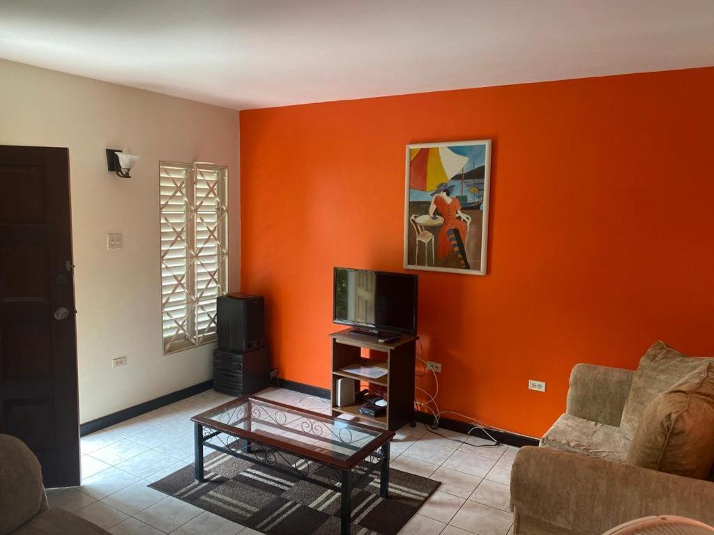 Finest Renfrew Place 1 Bedroom # 42 New Kgn 4--12 Renfrew Rd