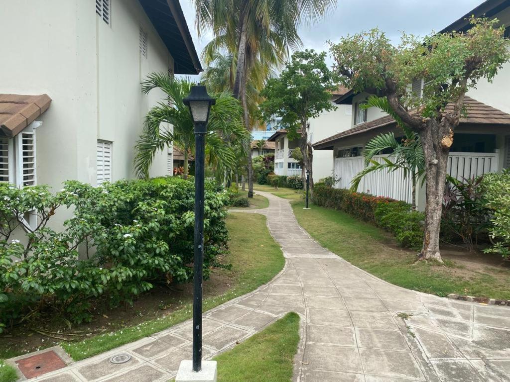 Apartment Finest Renfrew Place 1 Bedroom # 42 New Kgn 4--12 Renfrew Rd