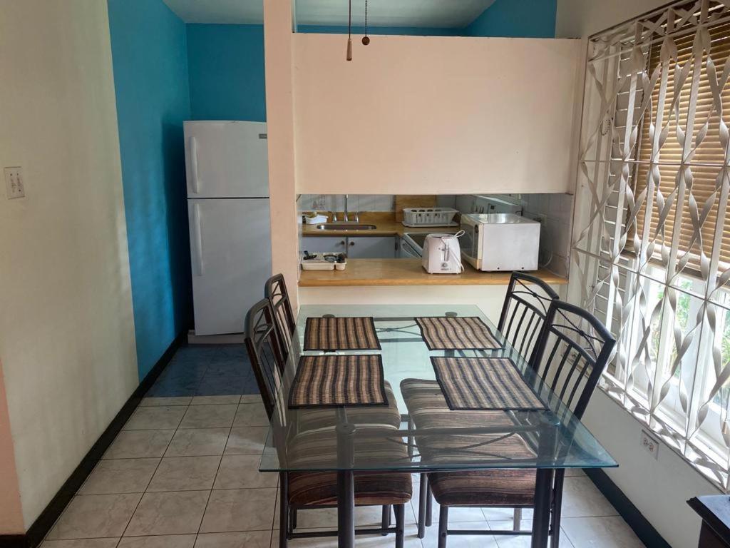 Finest Renfrew Place 1 Bedroom # 42 New Kgn 4--12 Renfrew Rd *