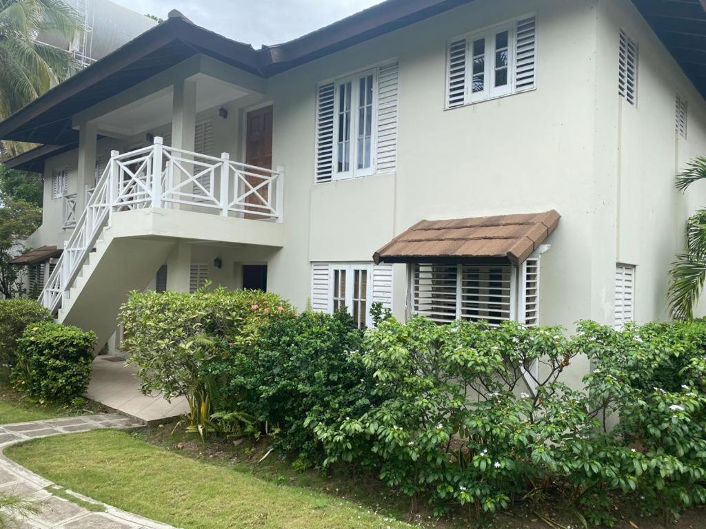 Finest Renfrew Place 1 Bedroom # 42 New Kgn 4--12 Renfrew Rd Apartment *