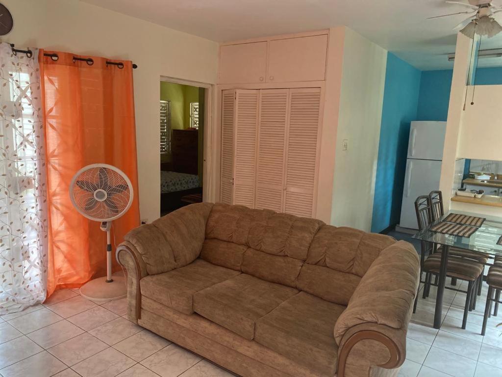Finest Renfrew Place 1 Bedroom # 42 New Kgn 4--12 Renfrew Rd Apartment Kingston