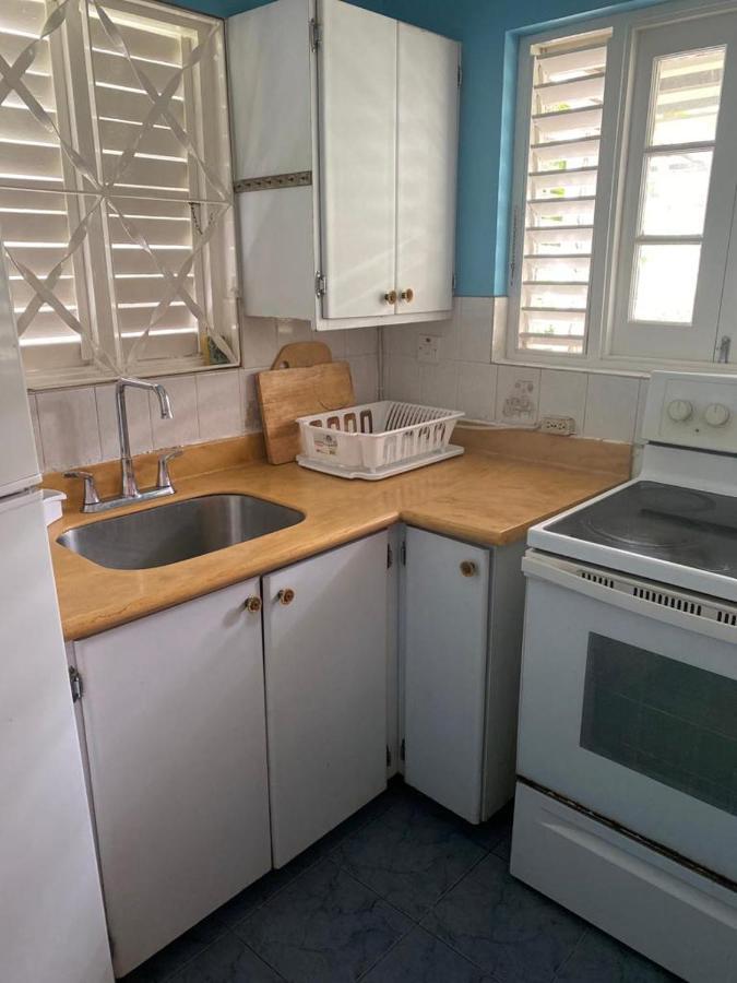 Finest Renfrew Place 1 Bedroom # 42 New Kgn 4--12 Renfrew Rd