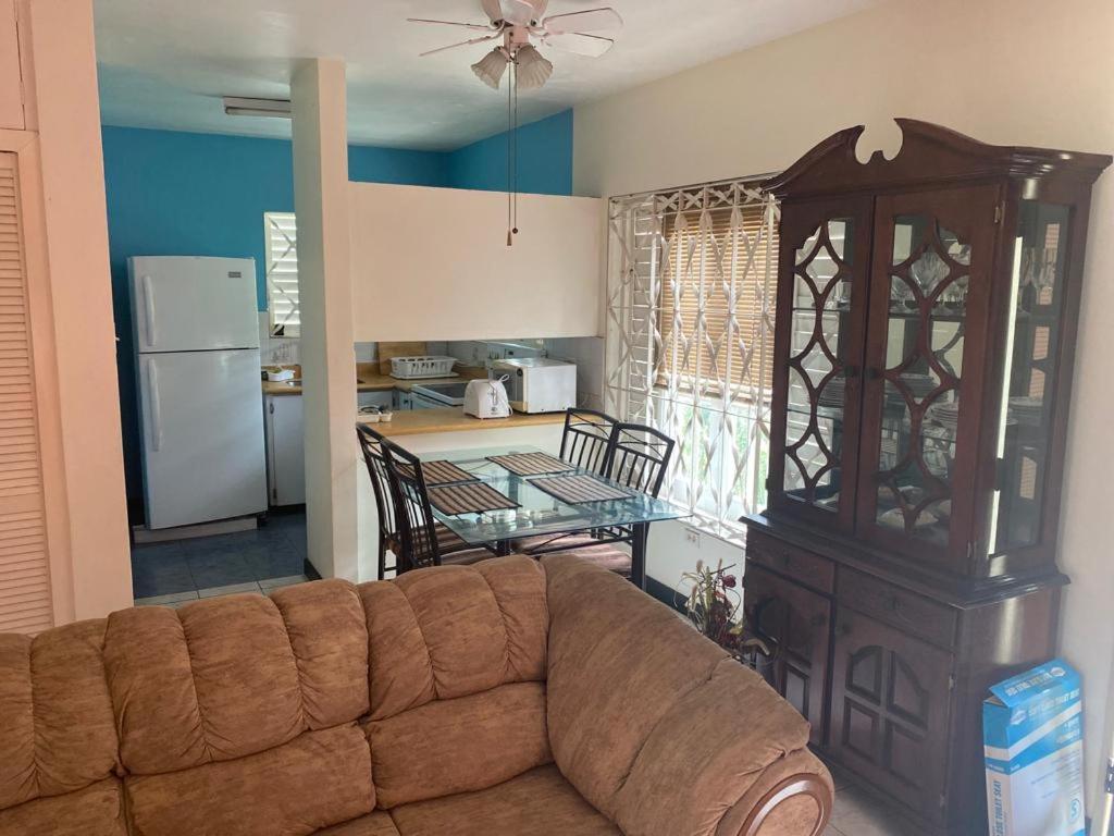 Finest Renfrew Place 1 Bedroom # 42 New Kgn 4--12 Renfrew Rd Kingston
