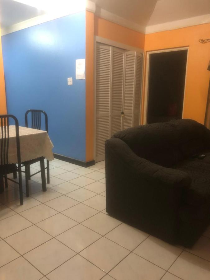 Finest Renfrew Place 1 Bedroom # 42 New Kgn 4--12 Renfrew Rd *