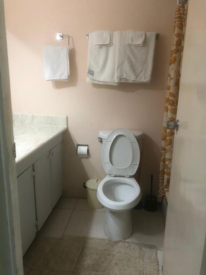 Apartment Finest Renfrew Place 1 Bedroom # 42 New Kgn 4--12 Renfrew Rd