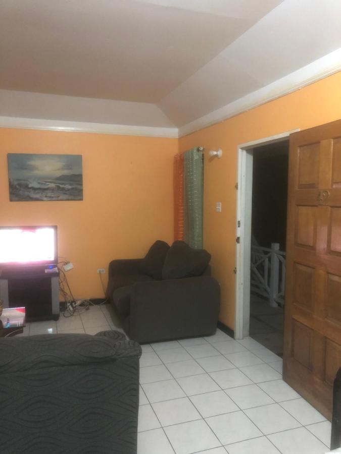 Apartment Finest Renfrew Place 1 Bedroom # 42 New Kgn 4--12 Renfrew Rd