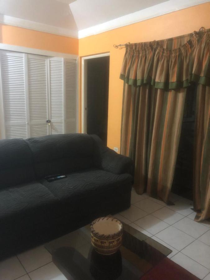 Apartment Finest Renfrew Place 1 Bedroom # 42 New Kgn 4--12 Renfrew Rd *
