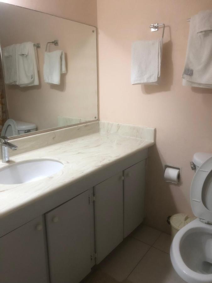 Finest Renfrew Place 1 Bedroom # 42 New Kgn 4--12 Renfrew Rd *