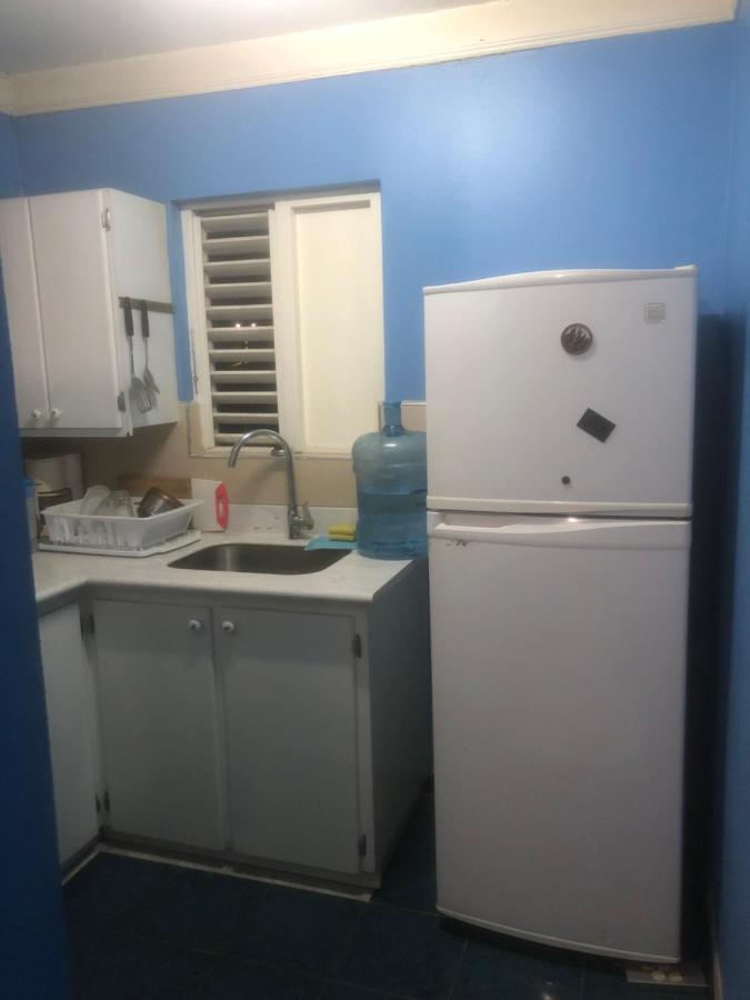 Finest Renfrew Place 1 Bedroom # 42 New Kgn 4--12 Renfrew Rd Apartment *