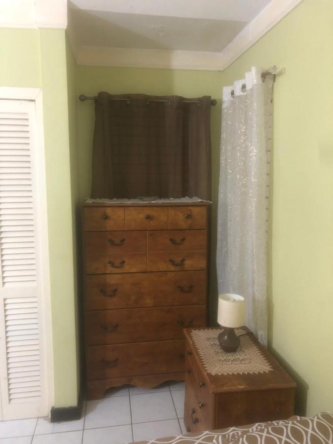 Finest Renfrew Place 1 Bedroom # 42 New Kgn 4--12 Renfrew Rd *