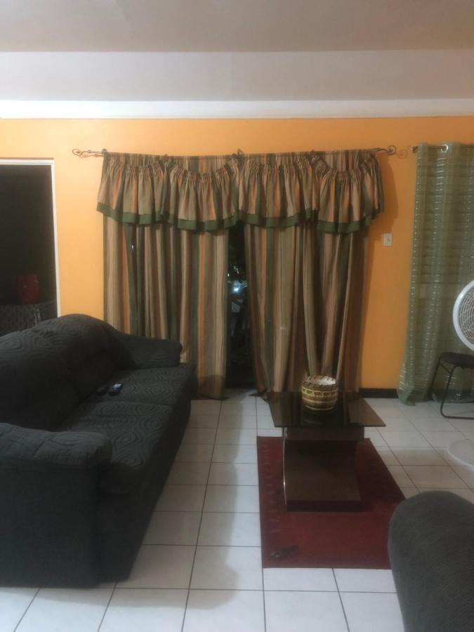 Finest Renfrew Place 1 Bedroom # 42 New Kgn 4--12 Renfrew Rd