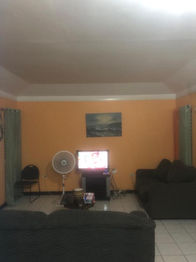 Finest Renfrew Place 1 Bedroom # 42 New Kgn 4--12 Renfrew Rd *