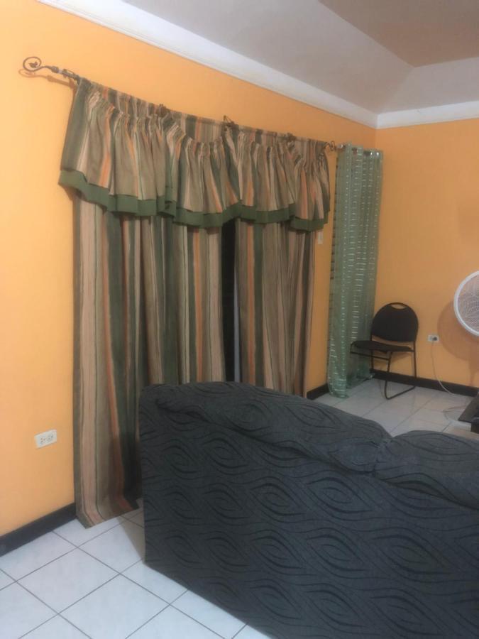 Apartment Finest Renfrew Place 1 Bedroom # 42 New Kgn 4--12 Renfrew Rd