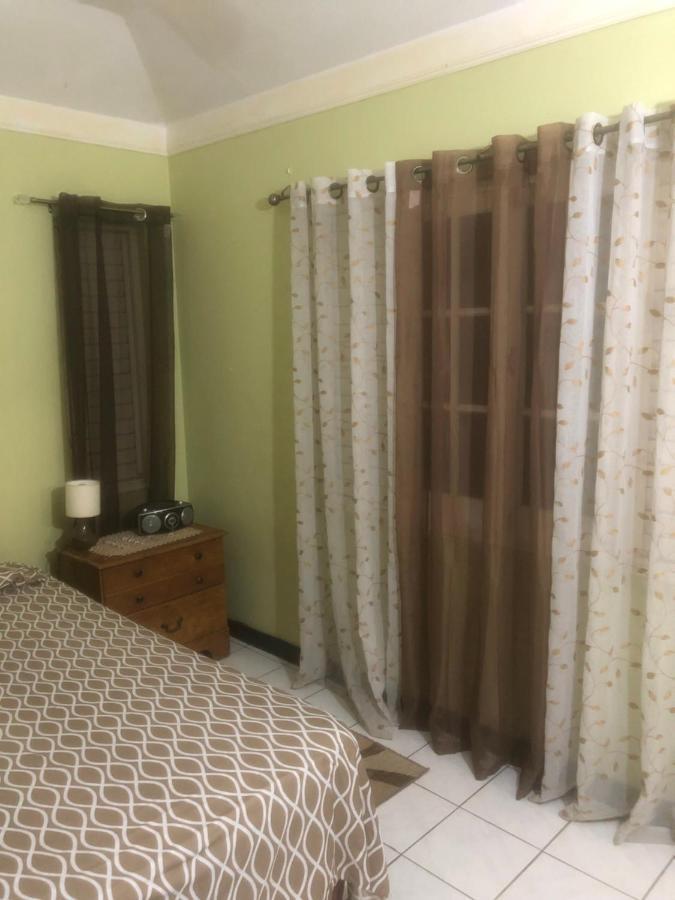 Apartment Finest Renfrew Place 1 Bedroom # 42 New Kgn 4--12 Renfrew Rd