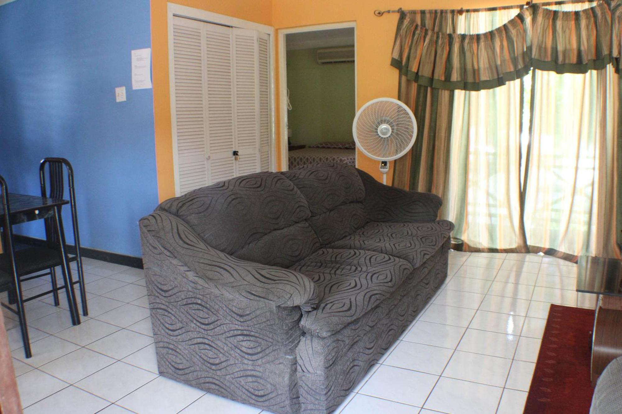 Finest Renfrew Place 1 Bedroom # 42 New Kgn 4--12 Renfrew Rd Apartment Kingston