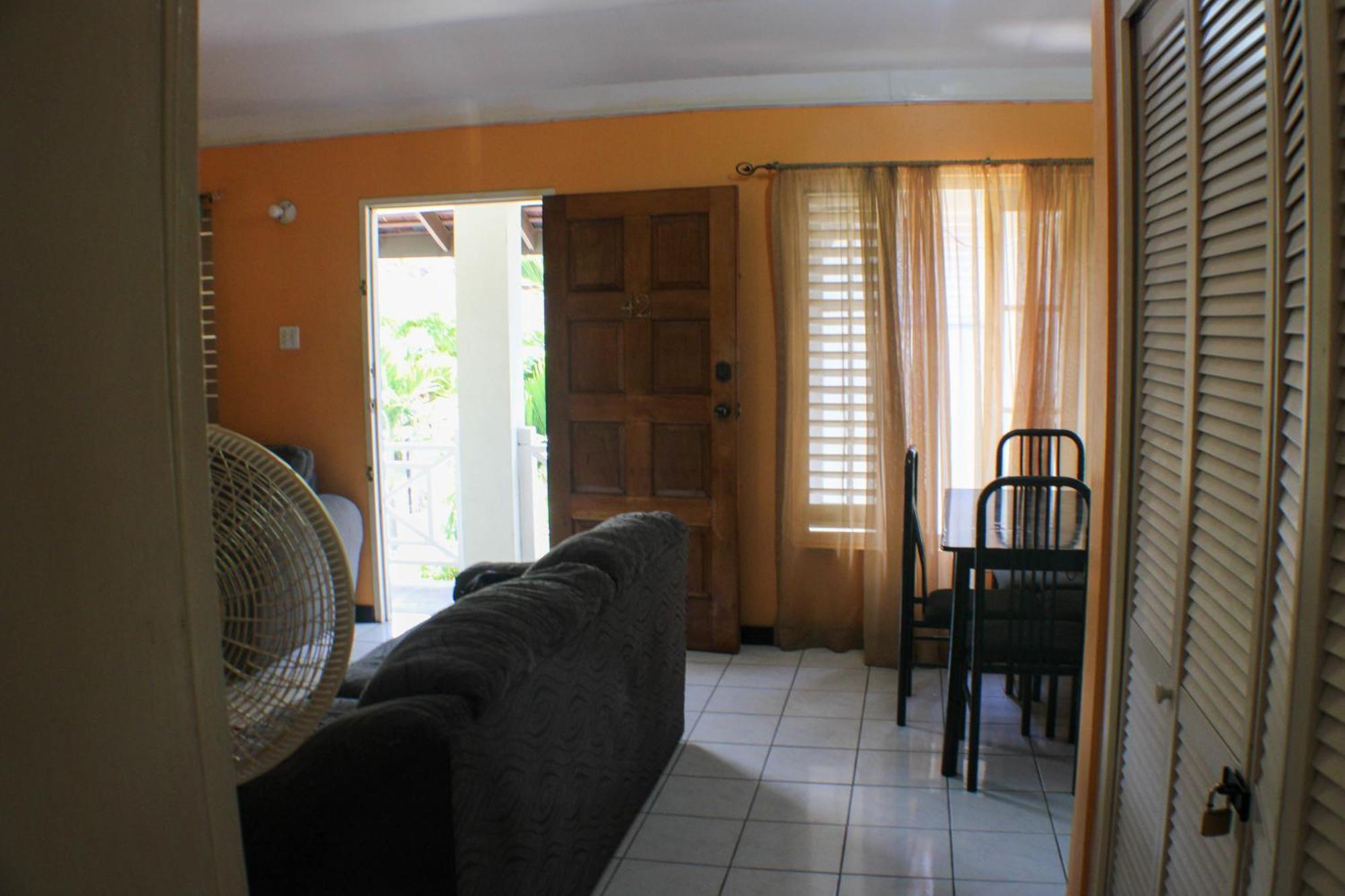 Finest Renfrew Place 1 Bedroom # 42 New Kgn 4--12 Renfrew Rd Apartment
