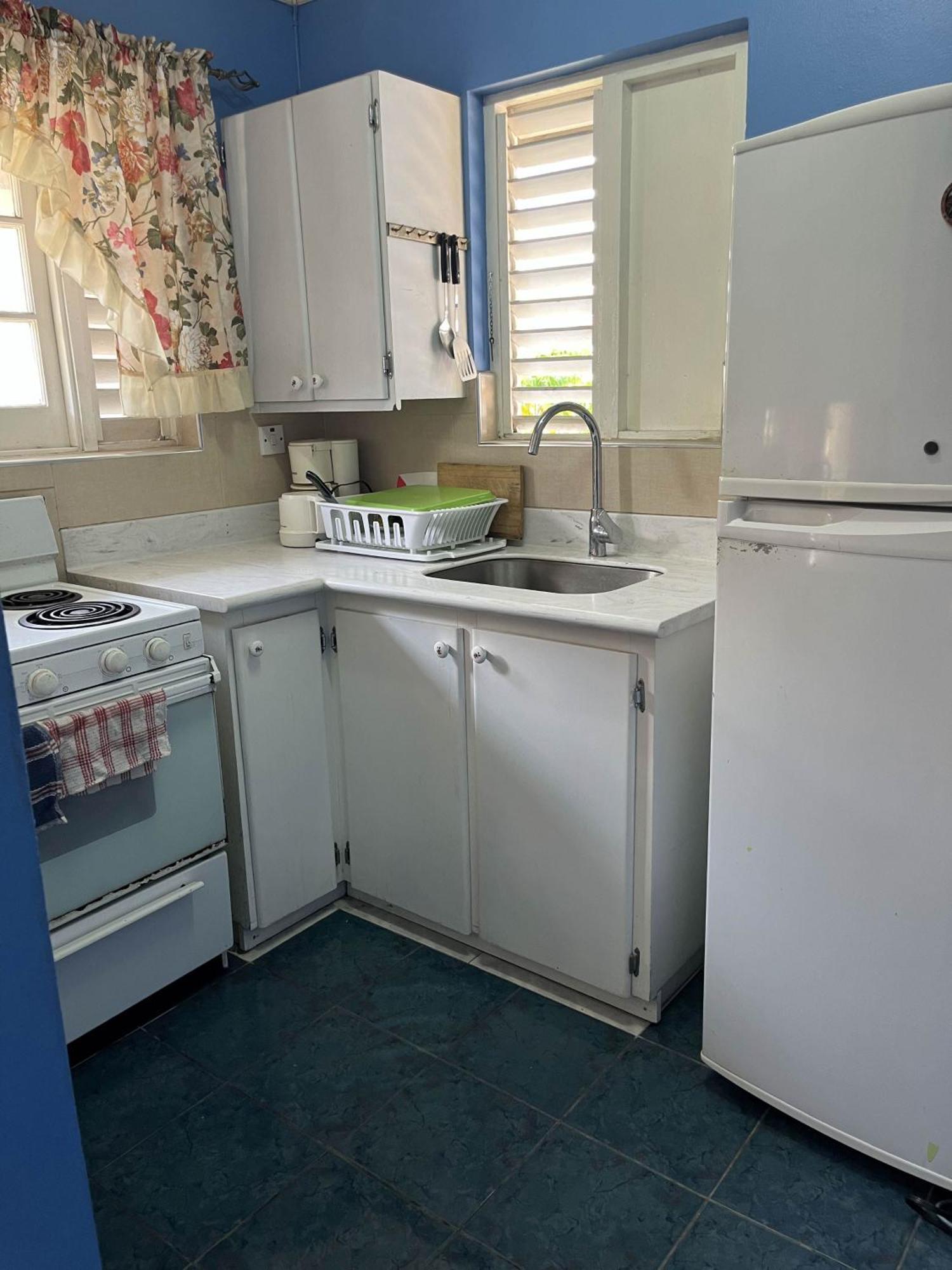 Apartment Finest Renfrew Place 1 Bedroom # 42 New Kgn 4--12 Renfrew Rd *