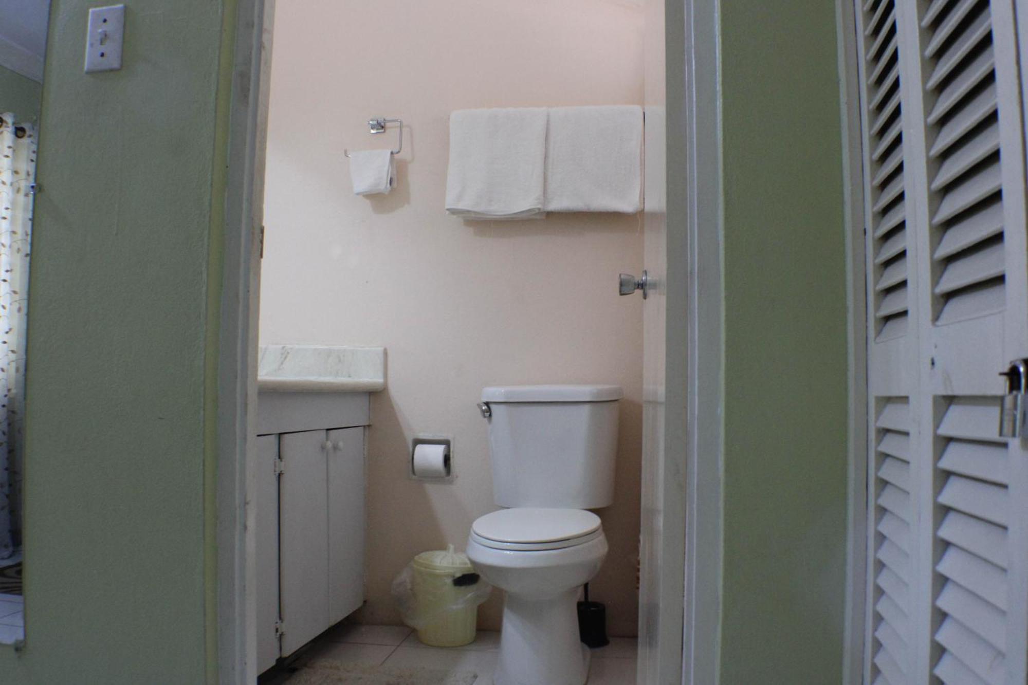 Finest Renfrew Place 1 Bedroom # 42 New Kgn 4--12 Renfrew Rd