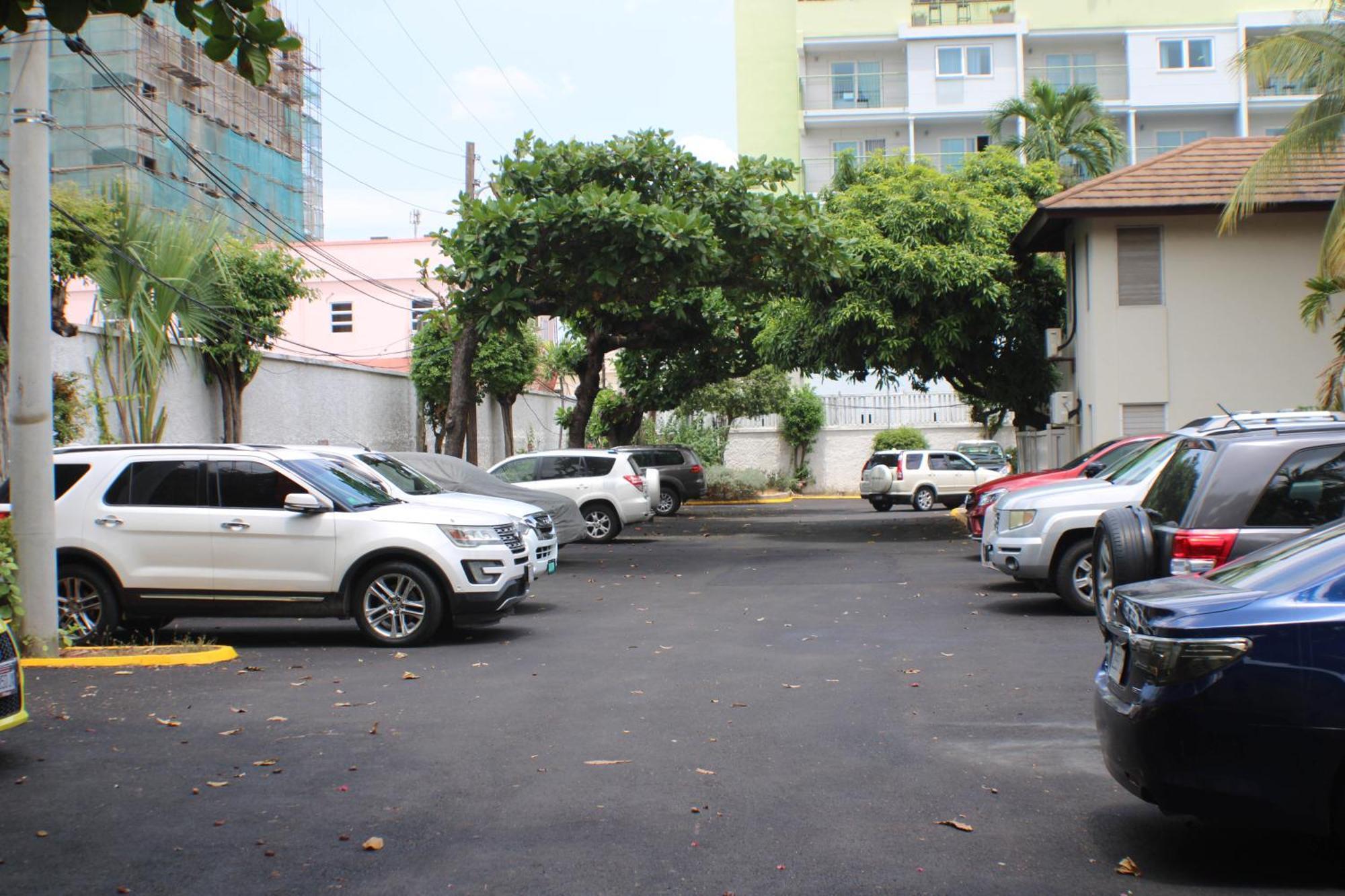 Finest Renfrew Place 1 Bedroom # 42 New Kgn 4--12 Renfrew Rd Apartment *