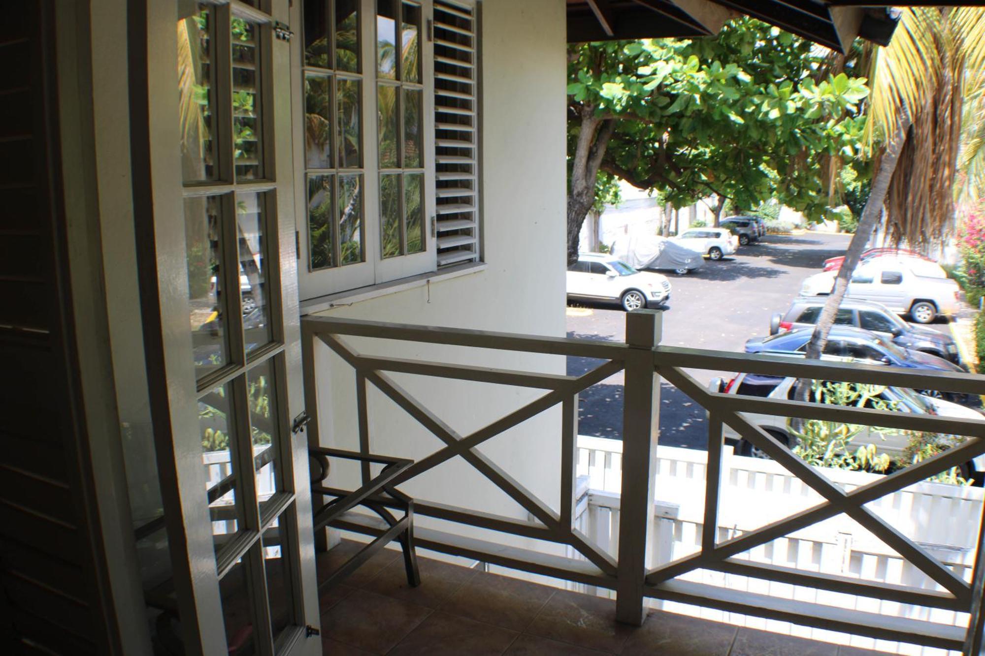 Finest Renfrew Place 1 Bedroom # 42 New Kgn 4--12 Renfrew Rd Apartment