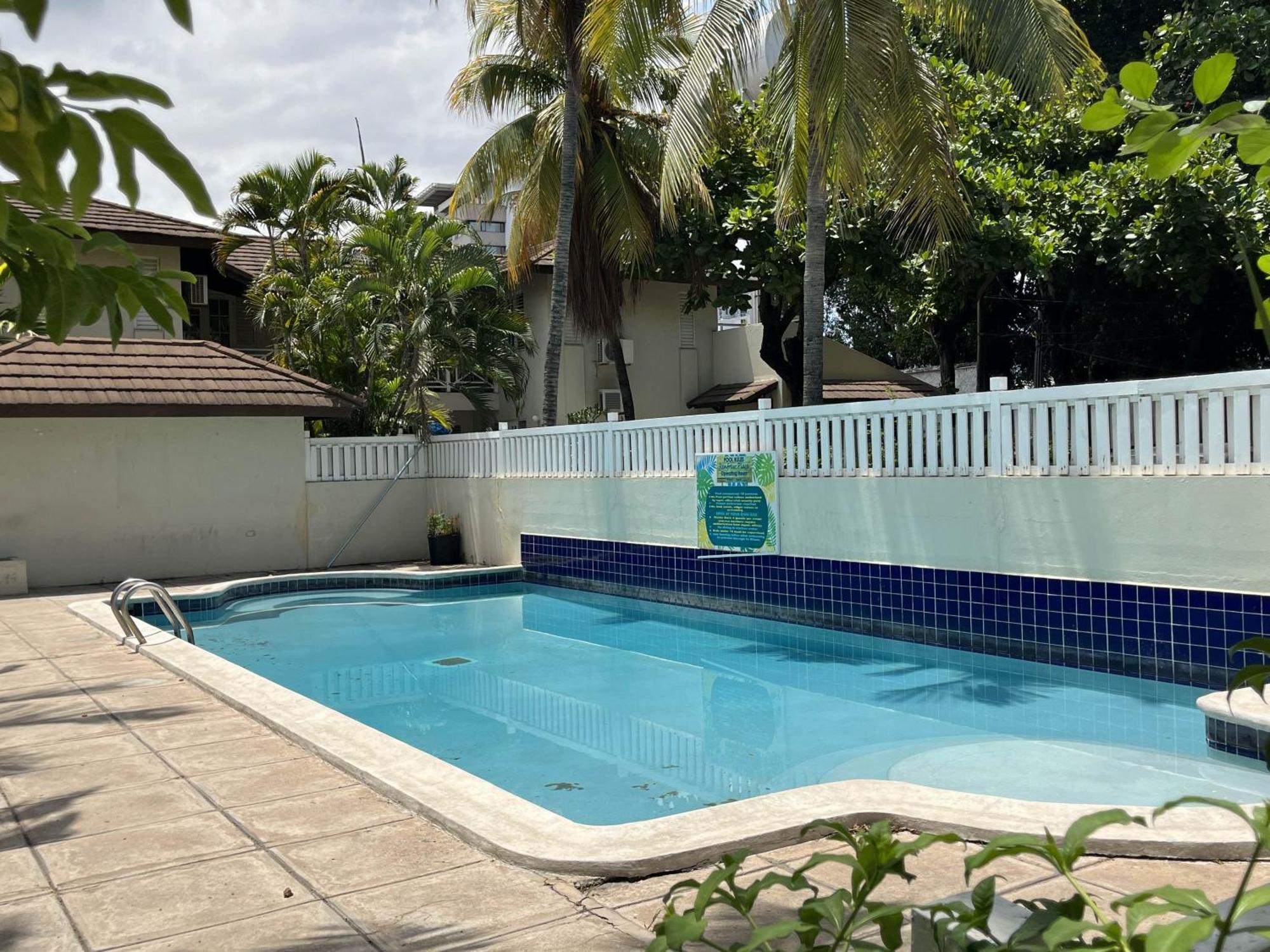 Finest Renfrew Place 1 Bedroom # 42 New Kgn 4--12 Renfrew Rd Apartment