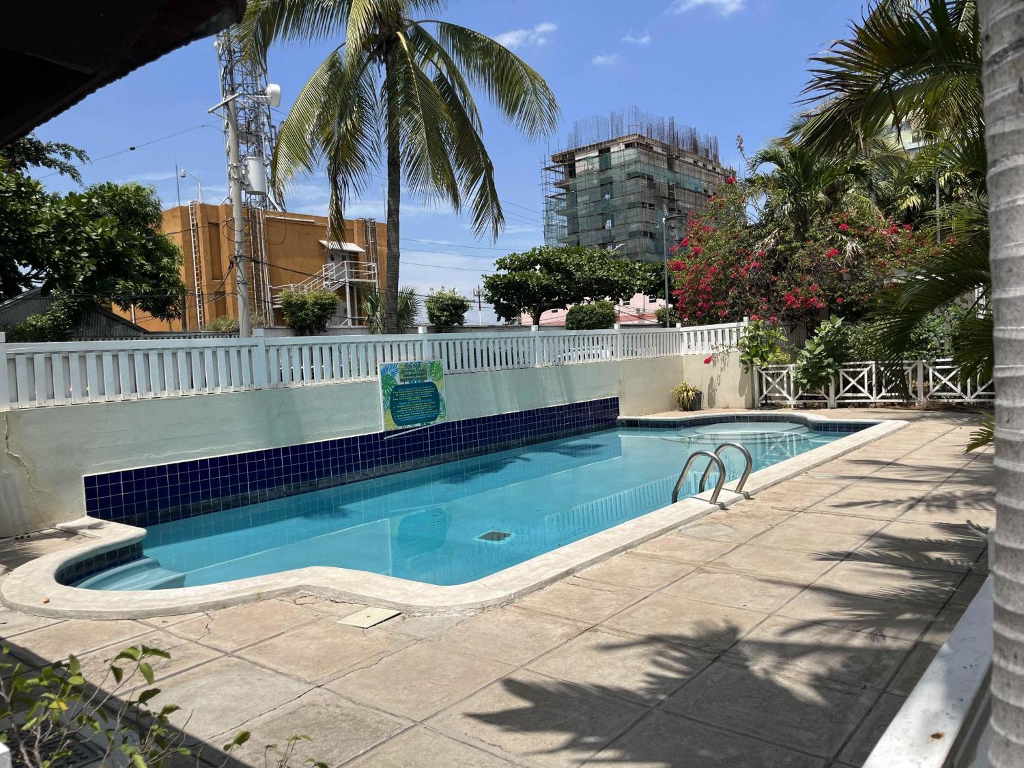 Apartment Finest Renfrew Place 1 Bedroom # 42 New Kgn 4--12 Renfrew Rd *
