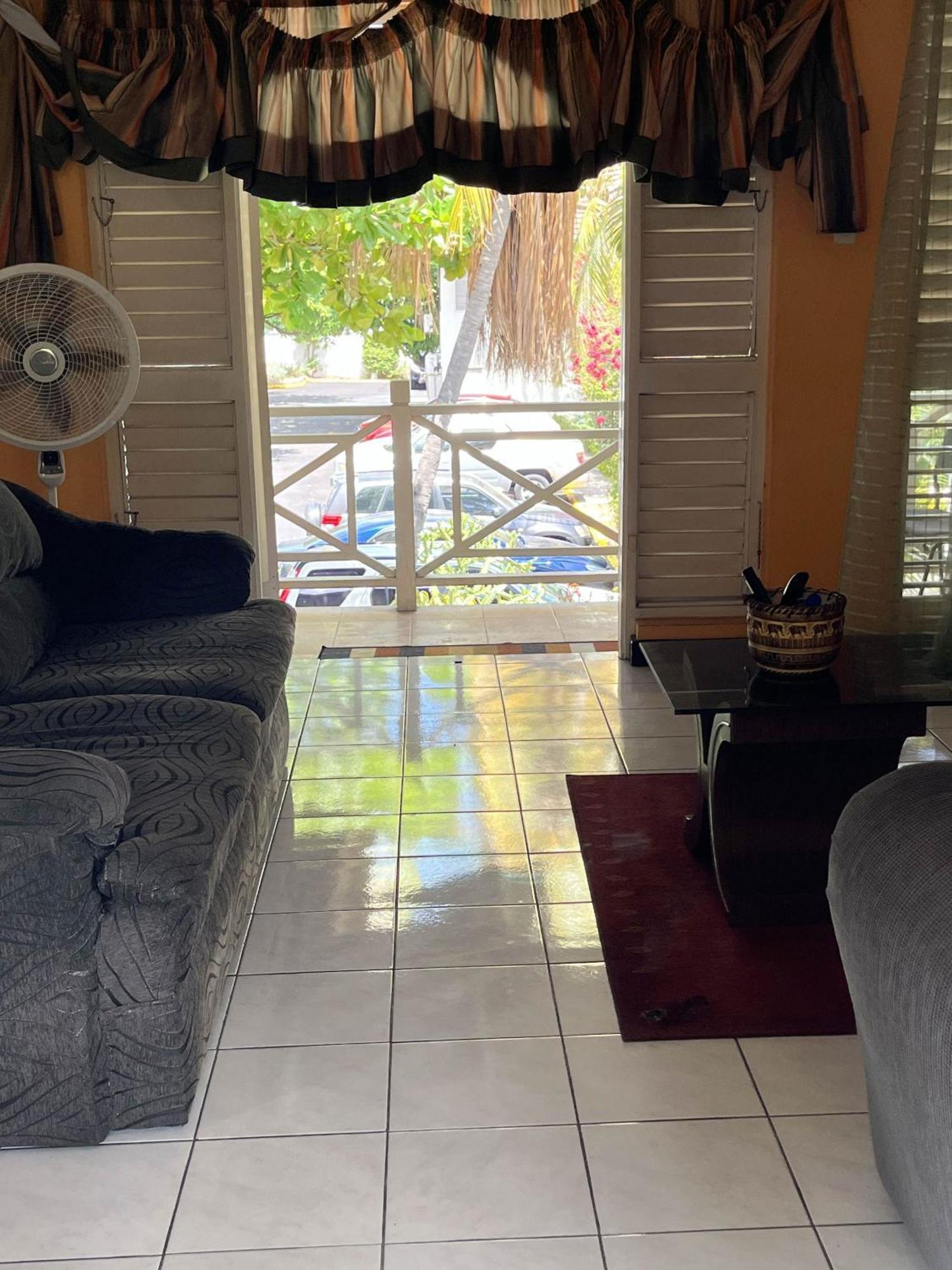 Finest Renfrew Place 1 Bedroom # 42 New Kgn 4--12 Renfrew Rd *