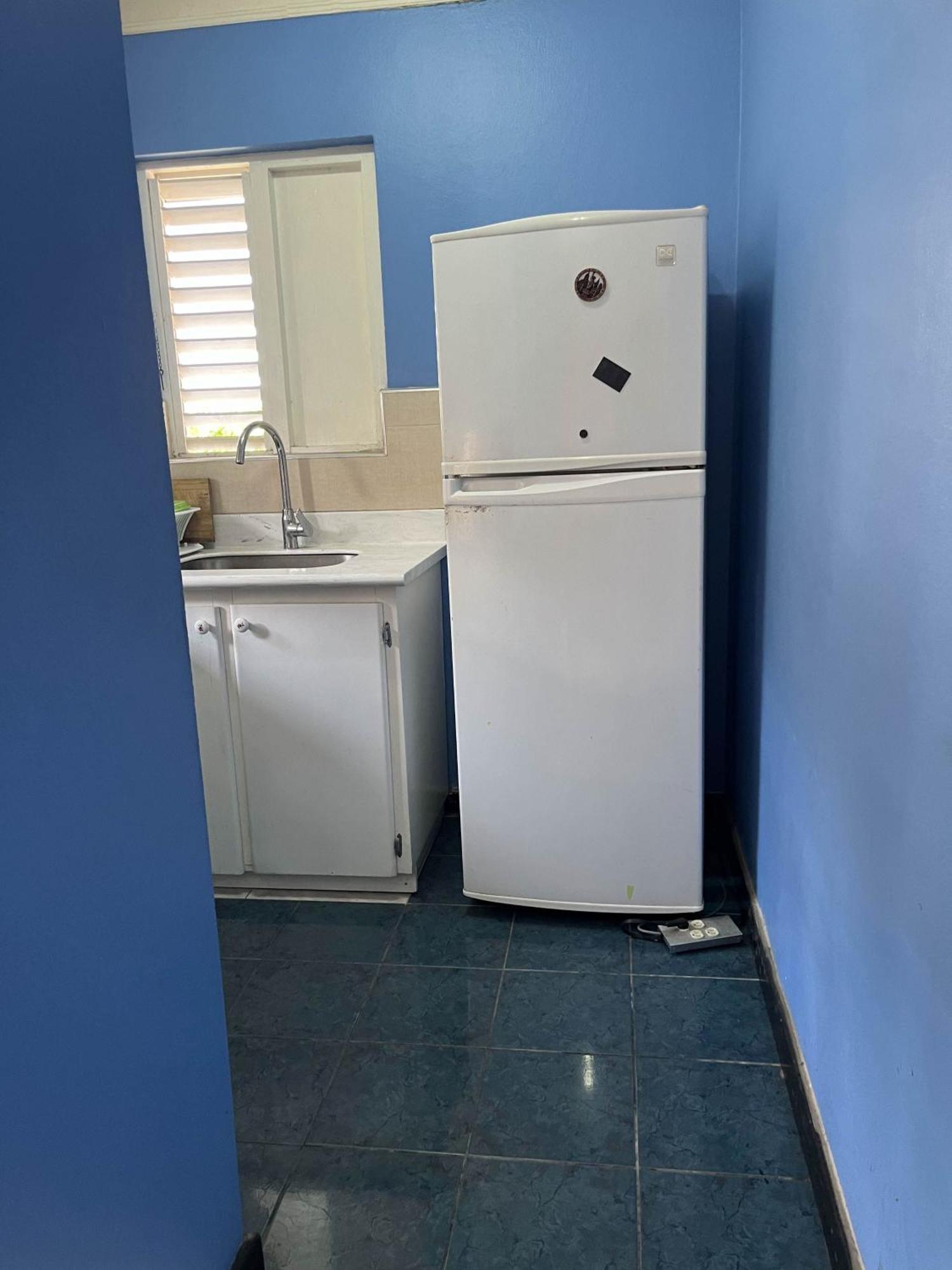 Finest Renfrew Place 1 Bedroom # 42 New Kgn 4--12 Renfrew Rd