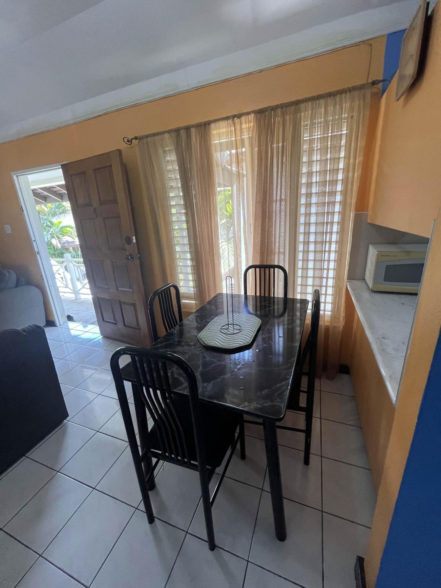 Apartment Finest Renfrew Place 1 Bedroom # 42 New Kgn 4--12 Renfrew Rd
