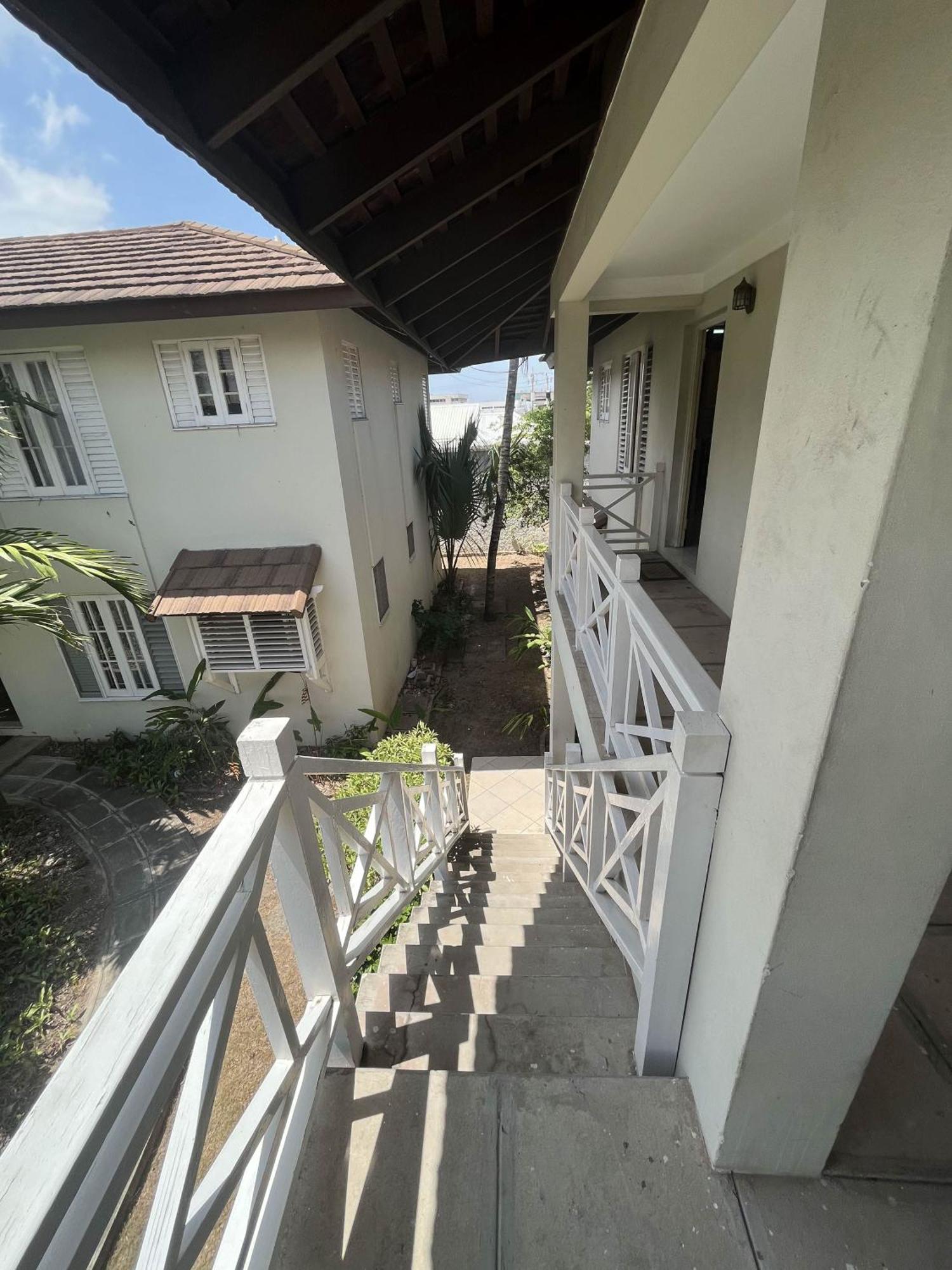 Finest Renfrew Place 1 Bedroom # 42 New Kgn 4--12 Renfrew Rd Apartment