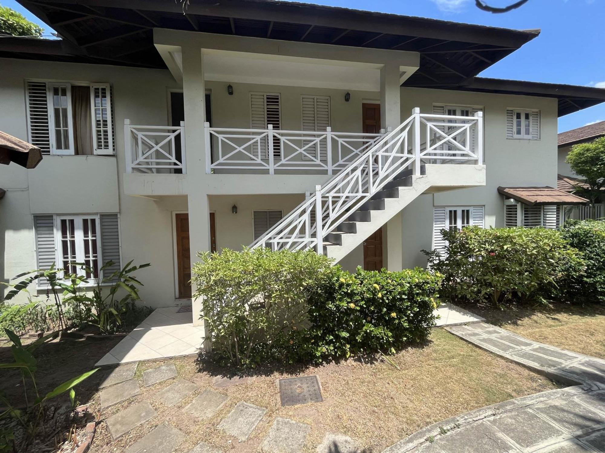 Finest Renfrew Place 1 Bedroom # 42 New Kgn 4--12 Renfrew Rd Apartment *