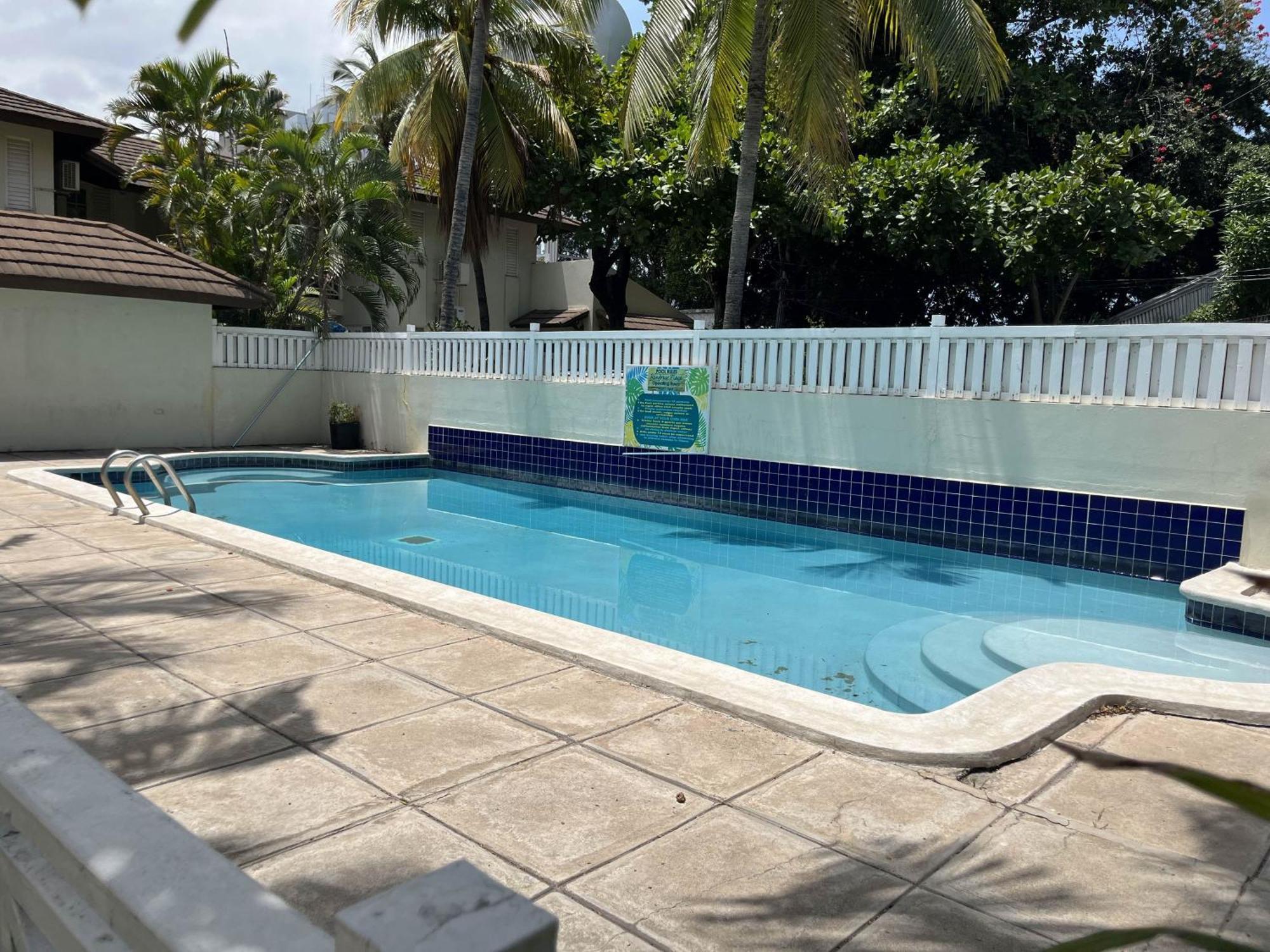 Finest Renfrew Place 1 Bedroom # 42 New Kgn 4--12 Renfrew Rd Apartment