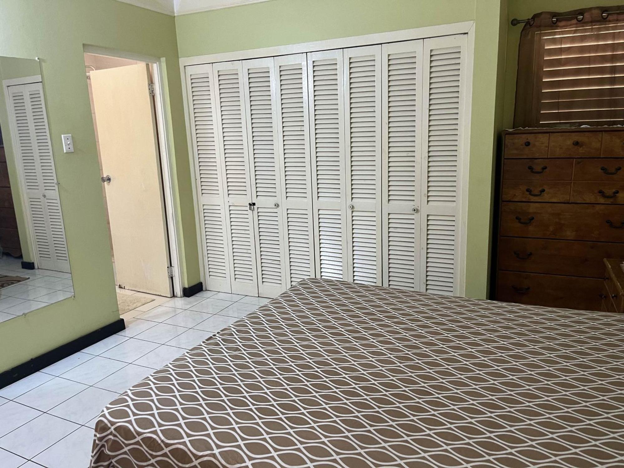 Finest Renfrew Place 1 Bedroom # 42 New Kgn 4--12 Renfrew Rd Kingston
