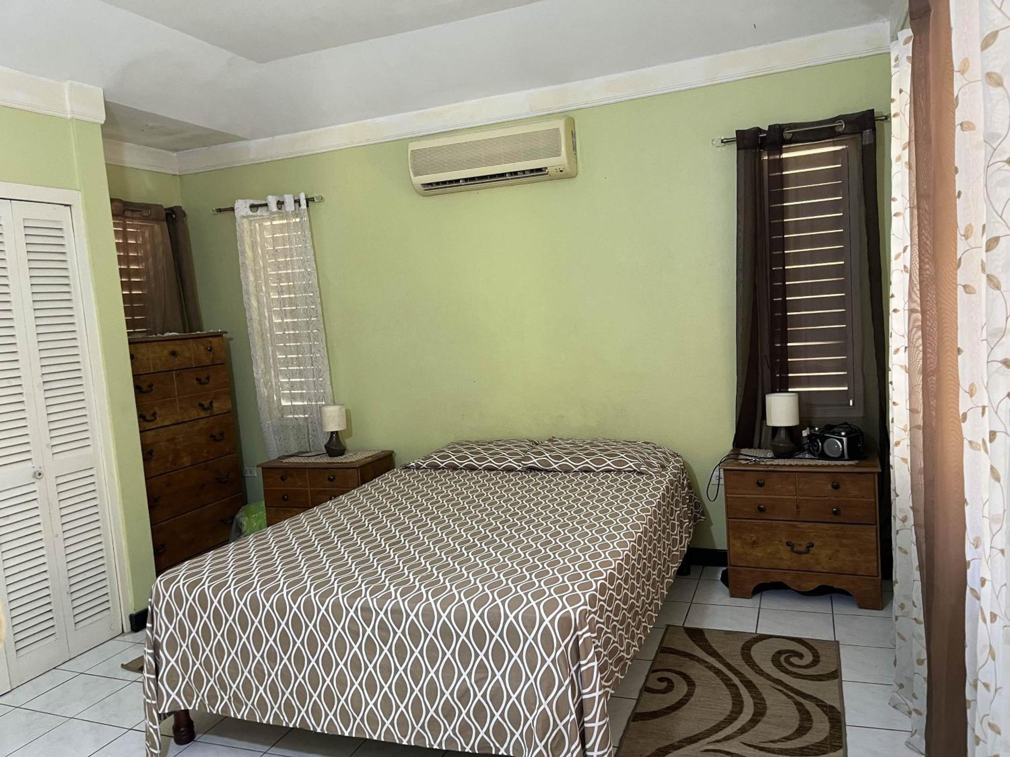 Finest Renfrew Place 1 Bedroom # 42 New Kgn 4--12 Renfrew Rd Kingston