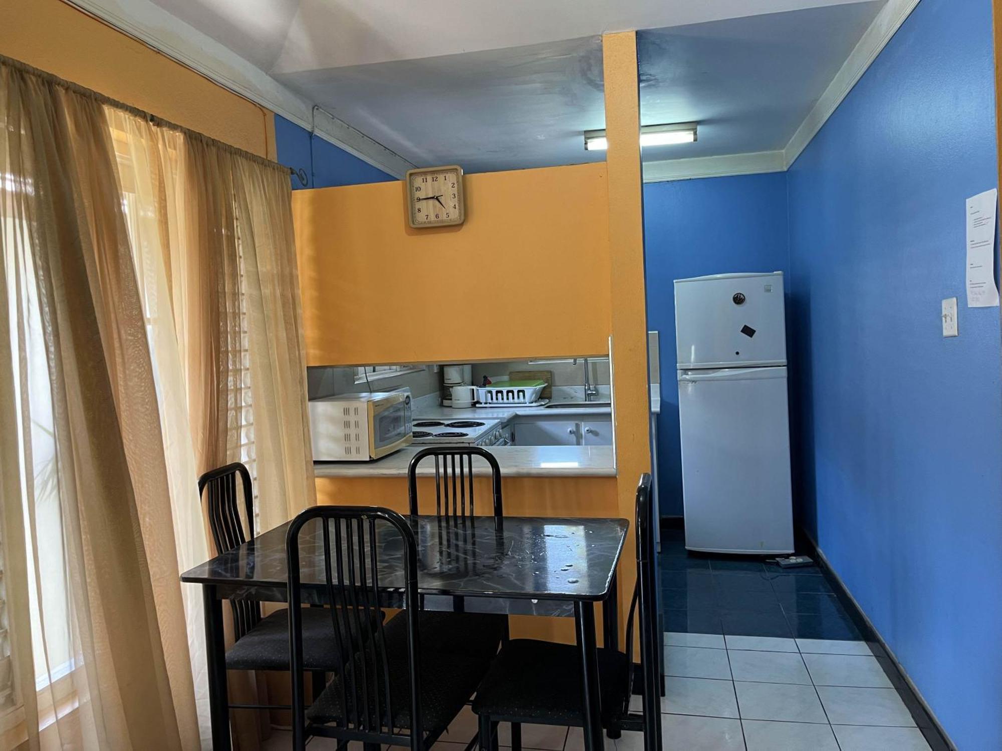 Finest Renfrew Place 1 Bedroom # 42 New Kgn 4--12 Renfrew Rd Apartment