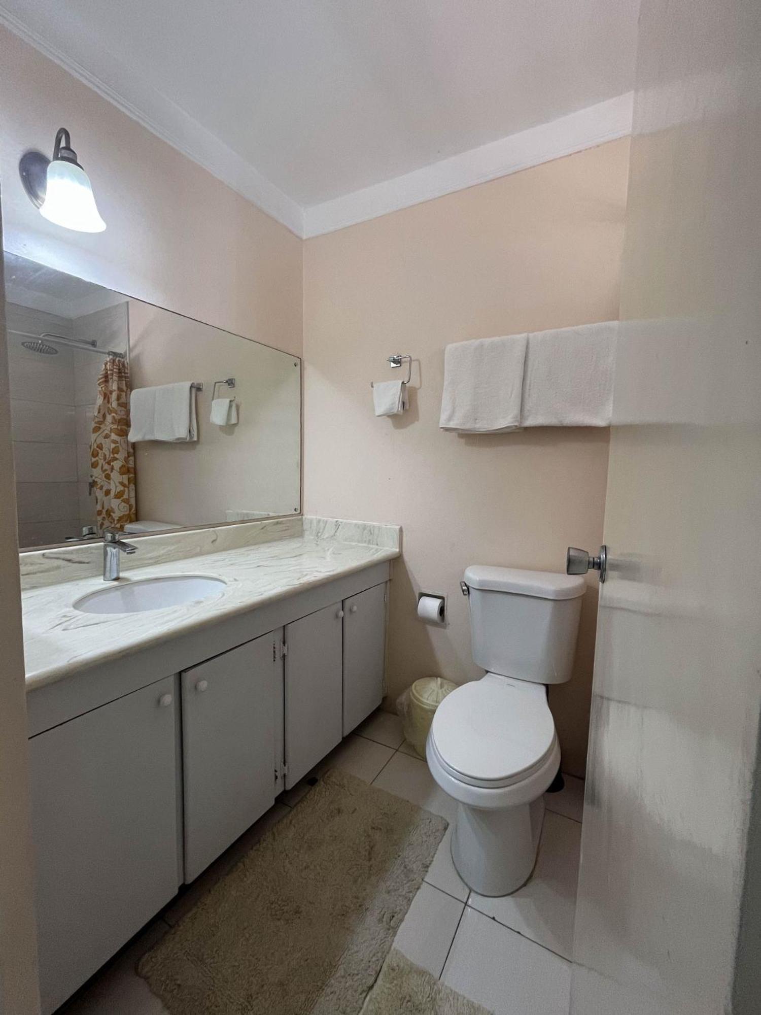 Finest Renfrew Place 1 Bedroom # 42 New Kgn 4--12 Renfrew Rd